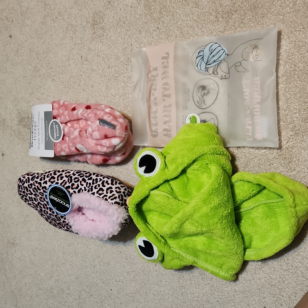 Slippers Small NWT Set